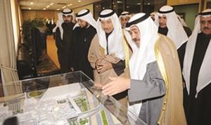 الوزير مصطفى الشمالي يقدم شرحا لسمو الشيخ جابر المبارك عن احد المشاريع﻿