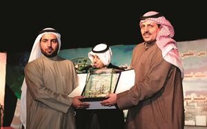 تكريم احد المشاركين في المهرجان﻿