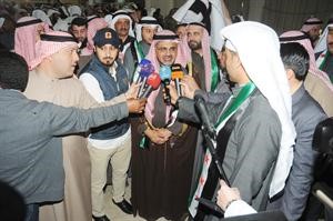الوزير جمال الشهاب يتحدث للصحافيين في المهرجان 	انور الكندري﻿