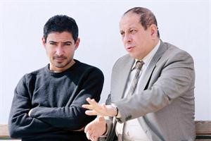 محمد بركات يتابع زملاءه من خارج الملعب