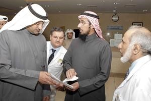 الوزير العبيدي يستمع الى شكوى احد المراجعين
