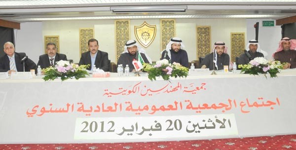 الخرافي متوسطا اعضاء مجلس الادارة وممثل الشؤون