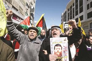 فلسطينيون يتظاهرون تضامنا مع الاسير خضر عدنان في الضفة	رويترز﻿