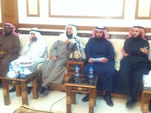 عبدالله عكاش ود عبدالرزاق الشايجي خلال الندوة﻿