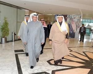 سمو الشيخ جابر المبارك لدى وصوله الى المؤسسة العامة للرعاية السكنية وفي استقباله الوزير المويزري