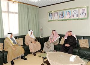 سمو الشيخ جابر المبارك مجتمعا الى الوزير احمد الرجيب واركان الشؤون