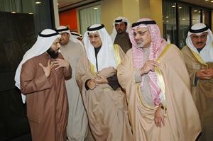 سمو الشيخ جابر المبارك مستمعا لمداخلة خلال زيارته وزارة العدل