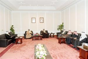سمو رئيس الوزراء مجتمعا مع وزير الكهرباء وقيادات الوزارة