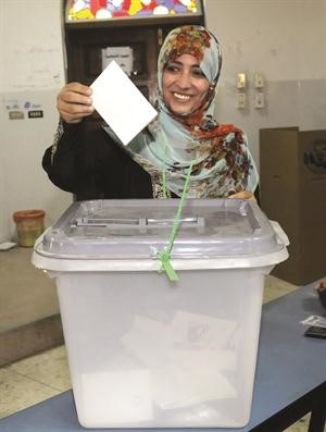 الناشطة اليمنية توكل كرمان تدلي بصوتها﻿