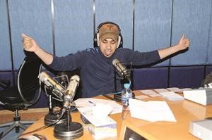 الموسوي في الاستديو خلال اذاعة البرنامج	فريال حماد﻿