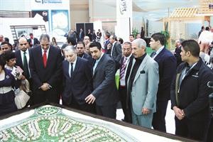 وزير الاسكان المصري متفقدا جناح منازل ومطلعا على نموذج مشروعها ليان
