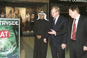 عمدة حي لندن المالي والسفير البريطاني ومخالد بن سلامة خلال تدشين الحملة﻿