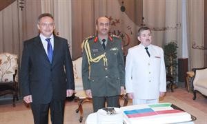 السفير الروسي الكسندر كينشاك والعقيد عدنان الخشتي امام كيكة الاحتفال