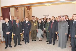 جمع من الحضور في لقطة تذكارية خلال الاحتفال
