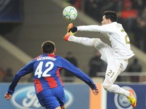 لاعب ريال مدريد خوزيه كاليخون يروض الكرة بمتابعة مدافع سسكا موسكو جورجي شينكوف	 افپ﻿