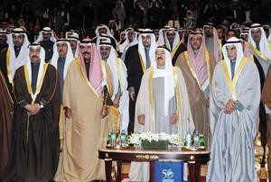 سمو الامير يتوسط سمو ولي العهد واحمد السعدون وجاسم الخرافي