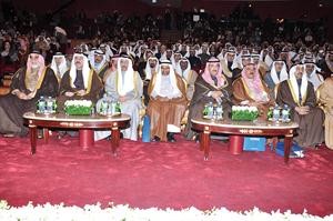 سمو الشيخ ناصر المحمد يتوسط مجموعة من الحضور