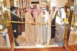 سمو الامير يقص شريط المعرض المصاحب للاحتفالية