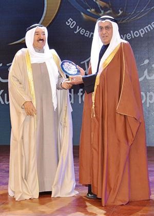 وتكريم عبداللطيف الحمد