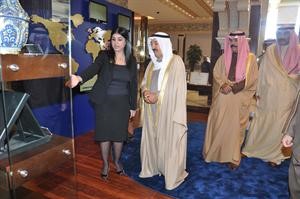 سمو الامير وسمو ولي العهد والشيخ صباح الخالد يستمعون لشرح عن تاريخ الصندوق من الزميلة منى العياف 