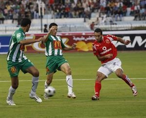 نجم الاهلي محمد ابوتريكة يدعم ضحايا مجزرة بورسعيد﻿