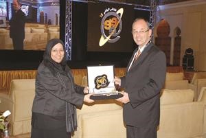 تكريم احد المشاركين