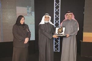 درع تكريمية لاحد المشاركين