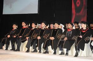 مجموعة من الخريجين في جامعة الشرق الاوسط الاميركية