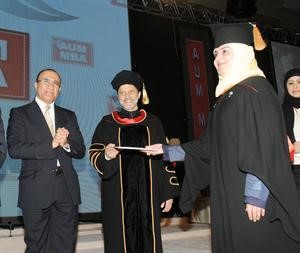 د عماد العتيقي وفهد العثمان يكرمان احدى الخريجات