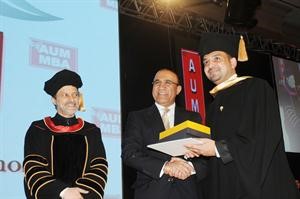 فهد العثمان ود عماد العتيقي يكرمان احد الخريجين 