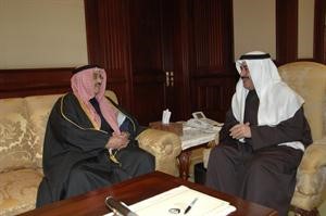 الشيخ احمد الحمود مستقبلا الفريق اول متقاعد احمد الرجيب