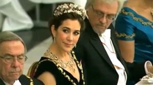 الكاميرا تضبط الرجل الأول الفنلندي يسترق النظر إلى أميرة دنماركية