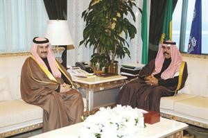 سمو ولي العهد الشيخ نواف الاحمد خلال حديثه للشيخ مبارك الدعيج﻿