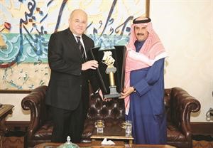 الشيخ مبارك الدعيج مكرما السفير اسماعيل خيرت﻿
