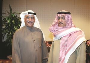 شعيب المويزري متلقيا التهنئة من النائب مسلم البراك﻿