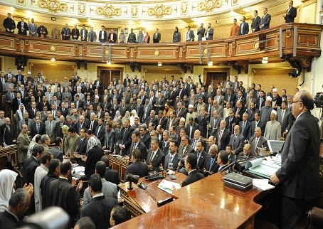 البرلمان المصري يواجه احتمال الحل