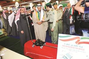 حمادة يستمع لشرح في احد الاجنحة ﻿