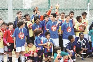 لقطة جماعية لفريق طلاب المدرسة الفرنسية﻿