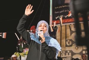 الناشطة اليمنية توكل كرمان تحيي الجماهير المحتفلة بانتهاء الانتخابات مساء امس الاول	افپ﻿