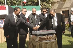 درشيد الحمد مشاركا في قطع كيكة الاحتفال مع كبار الضيوف
