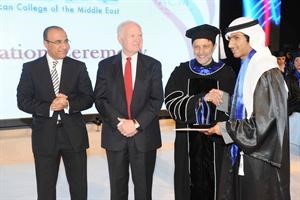 دعماد العتيقي ودفهد العثمان يكرمان احد الخريجين﻿