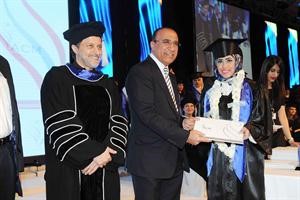 خريجة تتسلم شهادتها﻿
