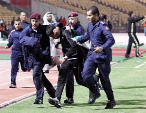 الامن البحريني يبعد مواطنا سوريا نزل ارض الملعب حاملا علم الاستقلال افپ