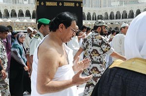 سمو الشيخ جابر المبارك اثناء تاديته مناسك العمرة امس