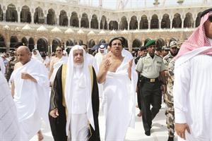 سمو رئيس مجلس الوزراء الشيخ جابر المبارك خلال الطواف حول الكعبة﻿