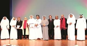الكواري متوسطا المكرمين في مهرجان السينما الخليجية الاول ومنهم المخرج السينمائي القدير خالد الصديق ﻿