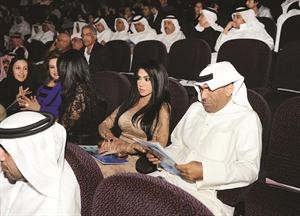 الزميل مفرح الشمري والفنانة البحرينية فاطمة عبد الرحيم في حفل الافتتاح﻿
