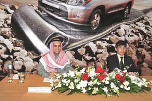 مبارك الساير وسادايوشي كيواري خلال المؤتمر الصحافي