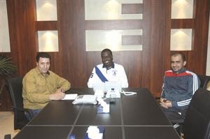 افضل لاعب سلة محلي احمد البلوشي يتوسط الزميلين يحيى حميدان واحمد حسين في ديوانية الانباء