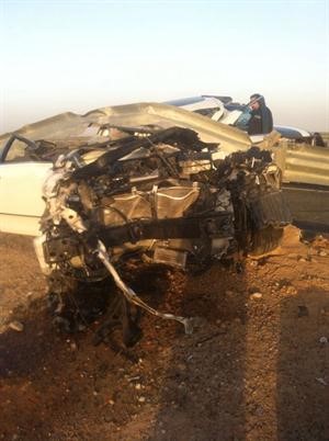 وسيارة ثانية تهشمت مقدمتها بالكامل على ذات الطريق﻿